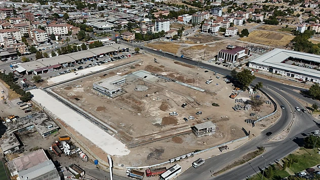 Başkan Şerifoğulları Doğu Park'ta incelemelerde bulundu