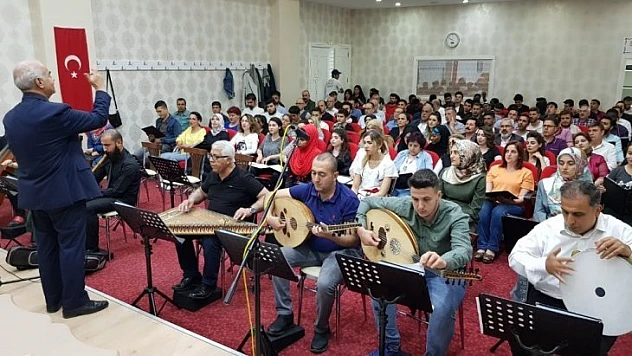 Belediye korosundan yabancı öğrencilere konser