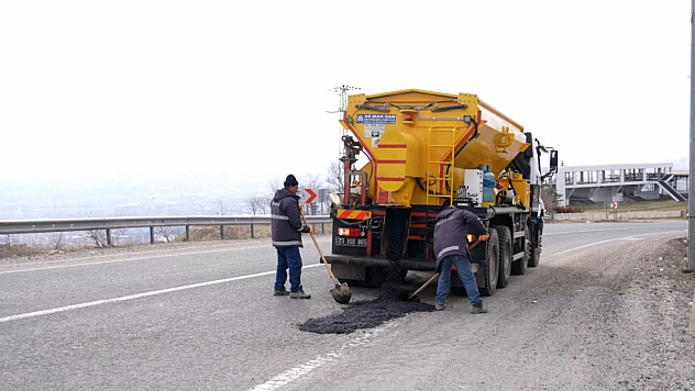 Elazığ Belediyesi, asfalt yama uygulamalarını sürdürüyor