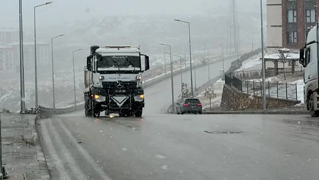 Elazığ Belediyesi ekiplerinden karla mücadele çalışması