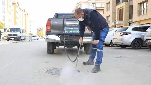 Elazığ Belediyesi, kent genelinde ilaçlama çalışmalarını sürdürüyor