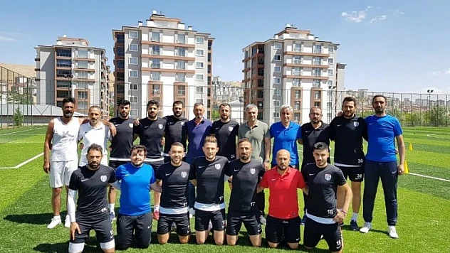 Elazığ Belediyespor, iç transferde 11 futbolcu ile sözleşme imzaladı