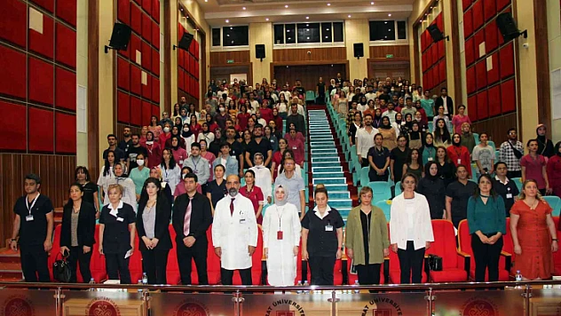 Elazığ'da 'Hemşirelikte Güçlendirme' konferansı verildi