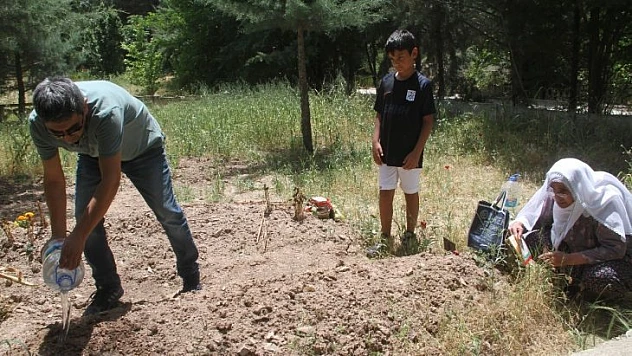 Elazığ'da arefe günü mezarlıklar doldu taştı