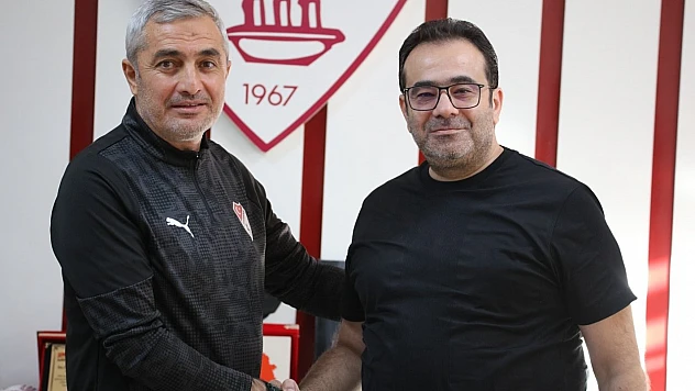 Elazığspor Mustafa Sarıgül'le resmi sözleşme imzaladı