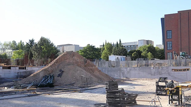 Erol: İzmir BB'nin yaptığı okulda inşa çalışmaları devam ediyor