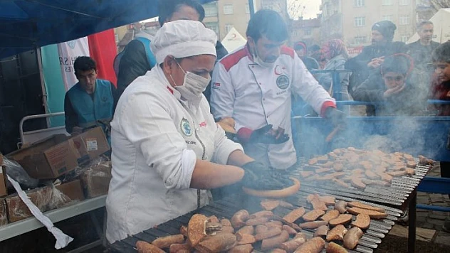 Festival iptal edildi, 1 ton sucuk Elazığ'da depremzedelere ikram edildi