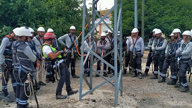 Fırat EDAŞ'tan saha çalışanlarına 'Yüksekte Güvenli Çalışma Eğitimi'