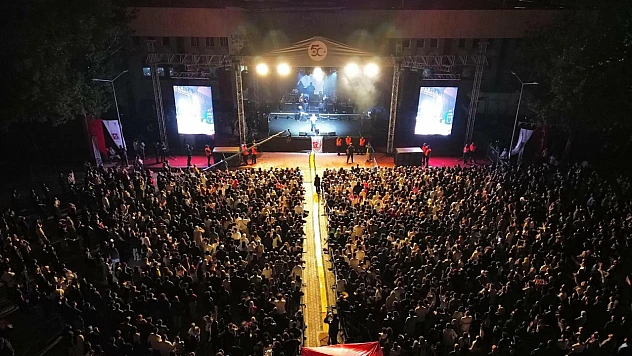 Fırat Üniversitesi 50. Yıl Festivali'nde Emre Altuğ rüzgârı esti