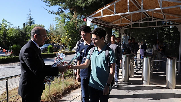 Fırat Üniversitesinde öğrenciler çiçekler karşılandı