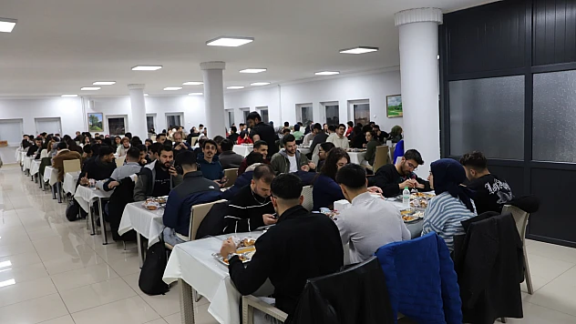 Fırat Üniversitesindeki iftar sofrası gönülleri birleştiriyor