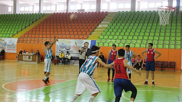 Gençler, spor tesislerinde yeni ufuklara yelken açıyor