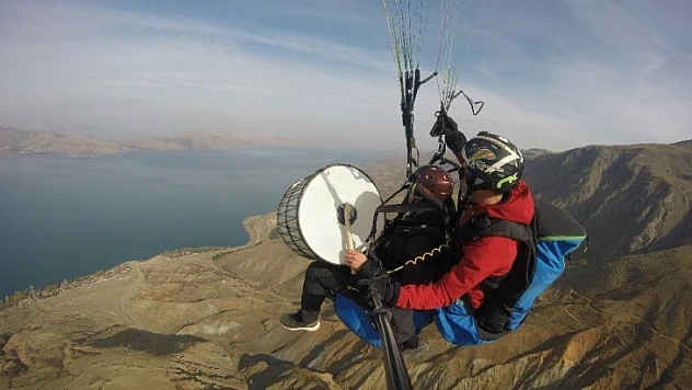 Gökyüzünde davul çalıp türkü söylediler
