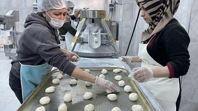 Gönüllü Öğretmenler depremzedeler için ekmek ve çorba pişiriyor