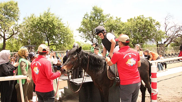 İHH Geleneksel Bahar Şenliği Hipodromda yapıldı