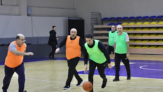 İl protokolü basketbol maçında karşı karşıya geldi