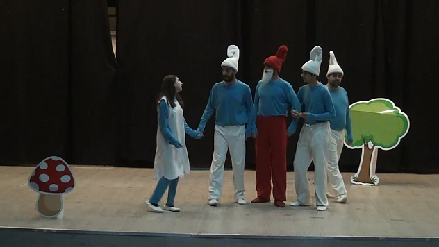 İyilik Yap Kalplere Dokun Derneği'nden Şirinler Tiyatrosu