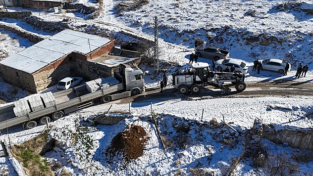 Körpe Köyü'nde yolda kalan tır kurtarıldı