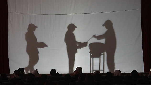 Öğrencilerden gölge oyunu