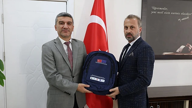 Öğrencilere sırt çantası ve kırtasiye malzemeleri dağıtıldı