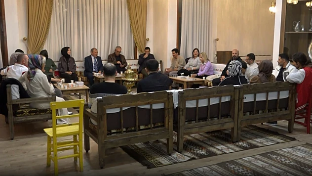 Öğretmen Akademilerinin konuğu edebiyatçı Lütfi Parlak oldu