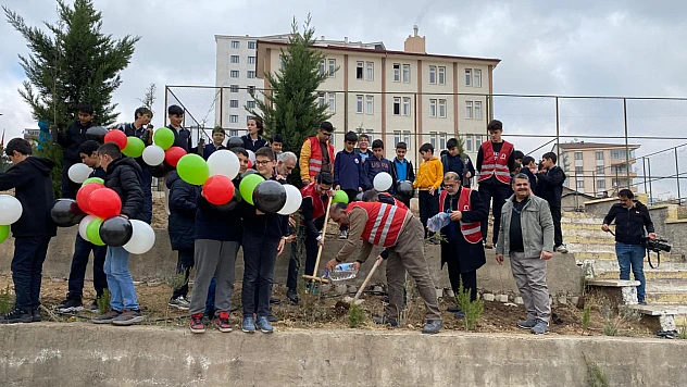 ÖNDER'den 'Türkiye Yeşeriyor, Gazze Güçleniyor' projesi kapsamında fidan dikimi
