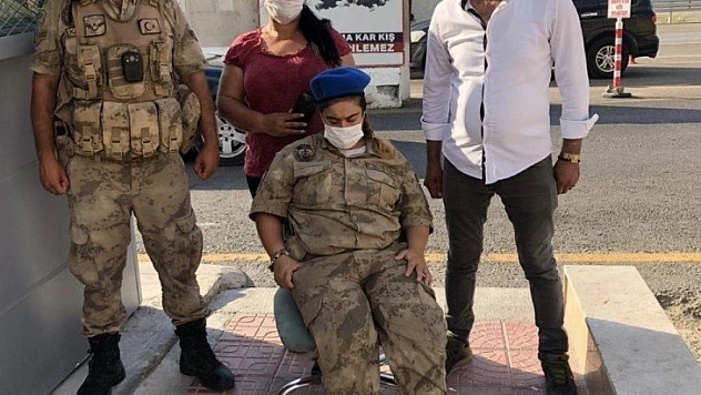 Rojda'nın asker üniforması giyme hayalini Mehmetçik gerçekleştirdi