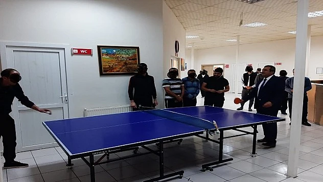 Sağlık Müdürü Polat, hastalarla masa tenisi oynayıp sohbet etti