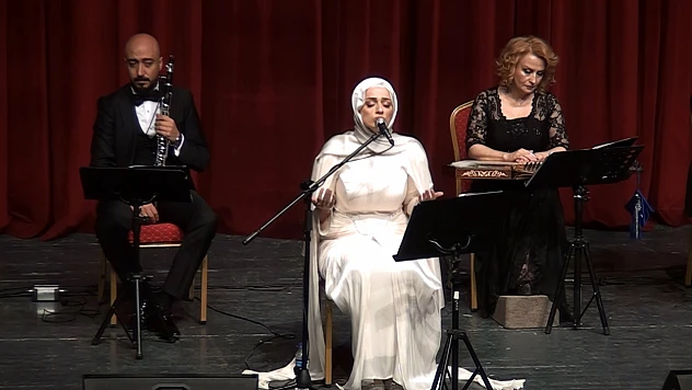 Sanatçı Tokur, 'Aşka Dair Konseri' ile sahne aldı