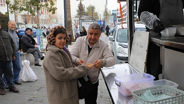 Şehit Fethi Sekin anısına Menderes'te lokma dağıtıldı