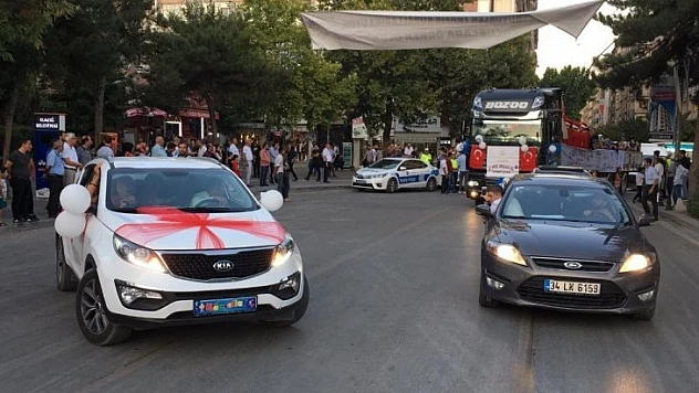 Sünnet olan çocuklara Mehteran eşliğinde tırla şehir turu