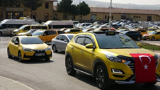 Taksicilerden Barış Pınarı Harekatı'na konvoylu destek