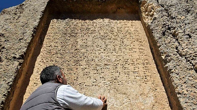Urartular tarafından çivi yazısıyla yazılan 3 bin yıllık taş kitabe, ilk günkü ihtişamını koruyor