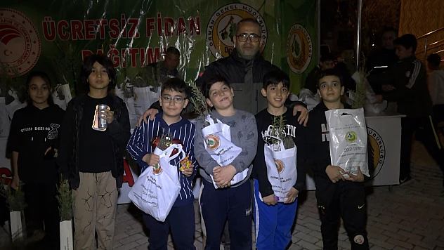 Vatandaşlara ücretsiz fidan dağıtıldı