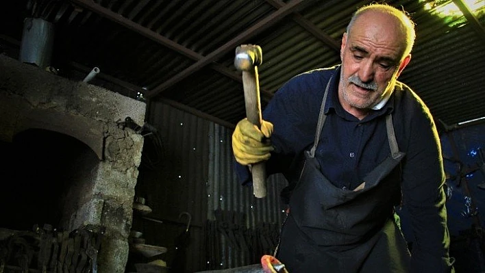 45 yıldır ekmeğini demire şekil vererek kazanıyor