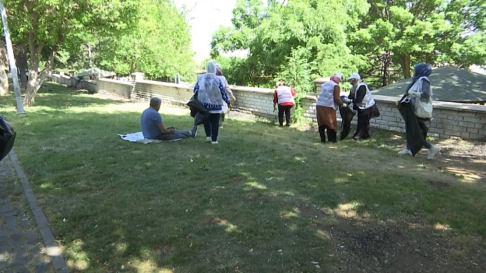 AK Parti heyetinden Harput Mahallesi'nde çevre temizliği etkinliği