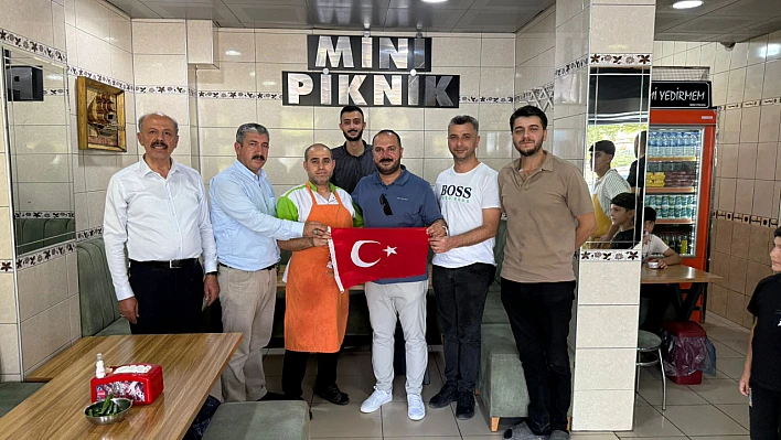 AK Parti Kovancılar ilçe başkanlığı esnafa bayrak dağıttı