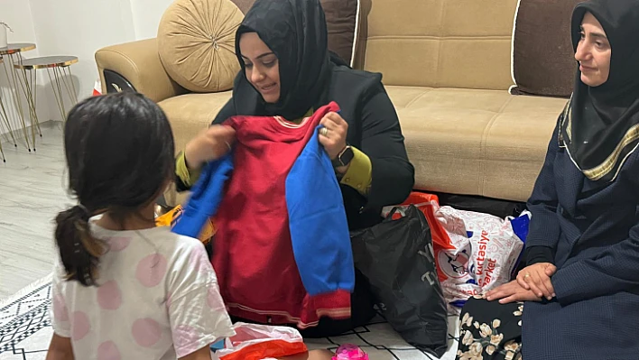 AK Partili kadınlardan öğrencilere destek