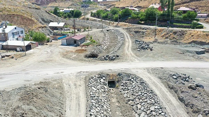 Alacakaya merkezindeki dere ıslah edildi