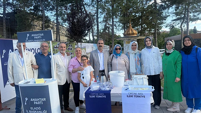 Anahtar Parti'den aşure ikramı