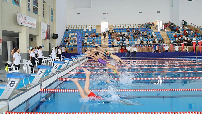 Analig yüzme heyecanı Elazığ'da yaşandı