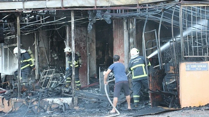 Aydın'da iş yerinde çıkan yangında alevler tüm apartmanı sardı