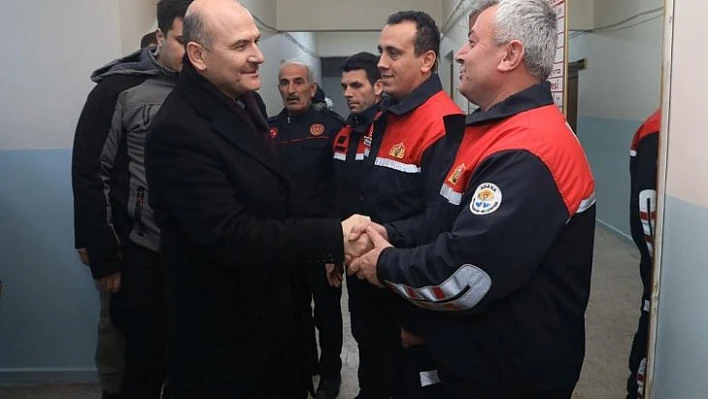 Bakan Soylu, depreme ilk müdahale eden itfaiyecileri ziyaret etti