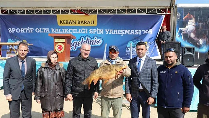 Balıkçılar en büyük balığı yakalamak için yarıştı