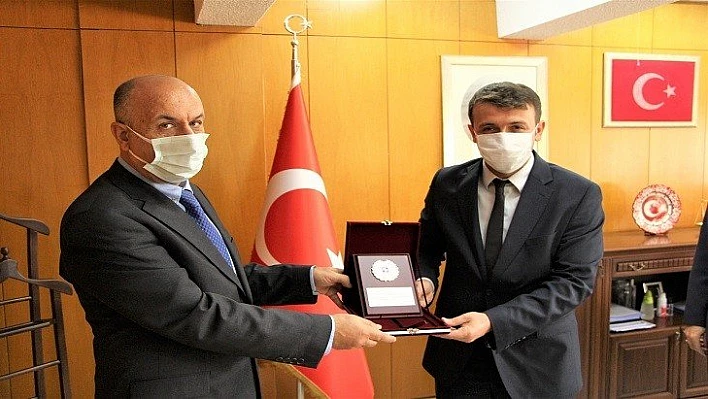 Başarılı Akademisyenlere Teşekkür Plaketi Verildi