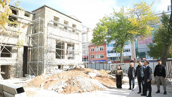 Başkan Şerifoğulları, Tarihi Öğretmenevinde çalışmaları inceledi