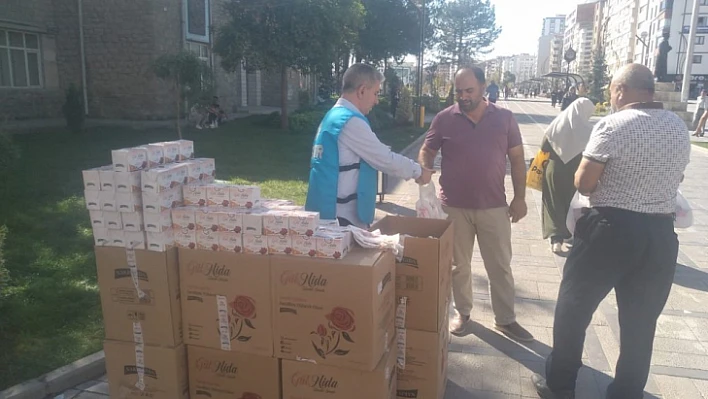 Beşir Derneği kandil simidi dağıttı