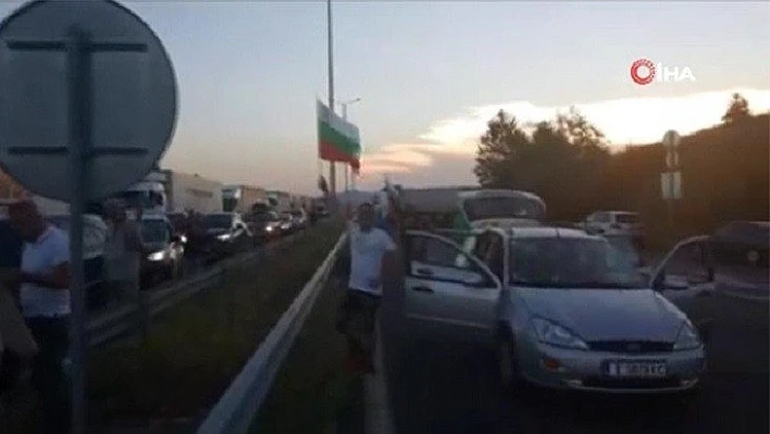 Bulgaristan'da protestocular Türkiye sınırına yakın yolu trafiğe kapattı