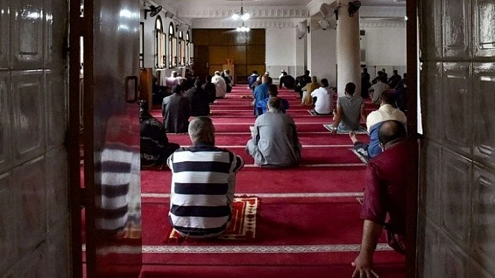 Cezayir'de 8 ay sonra ilk cuma namazı kılındı