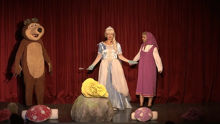 Çocuklar tiyatro oyununda neşeli anlar yaşadı